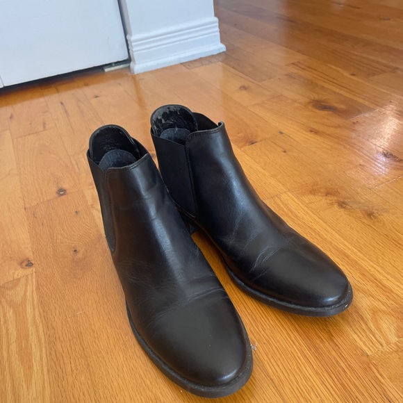 Black ankle Chelsea boots from Top shop, size 9us. - Picture 2 of 4